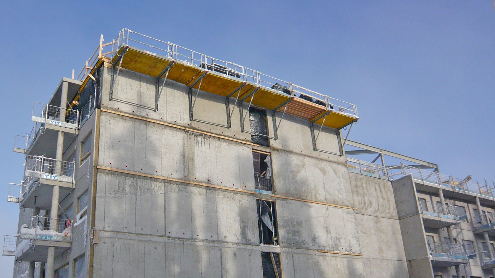 FB 180 -niveltyötasot holvien reunoilla työtasoina ja reunasuojina.