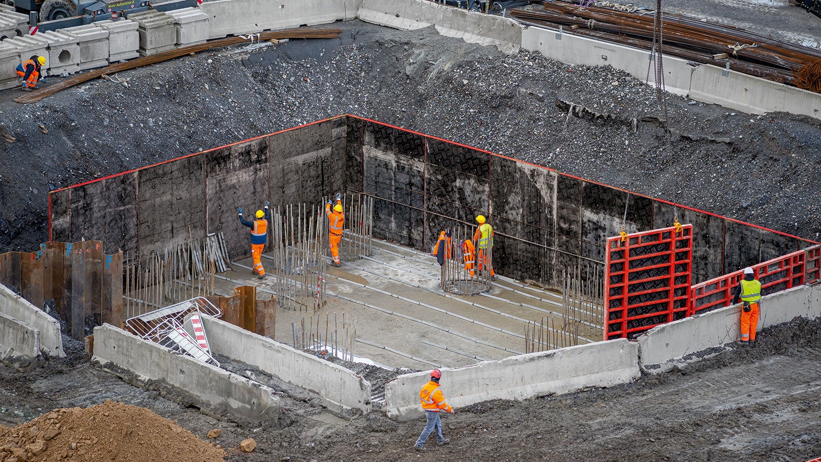 Per la realizzazione delle fondazioni è stata utilizzata la cassaforma per pareti TRIO, che permette rapidità e facilità di messa in opera grazie al solo componente di congiunzione che il sistema prevede per accostare, allineare e serrare ermeticamente gli elementi a telaio, la morsa BFD.