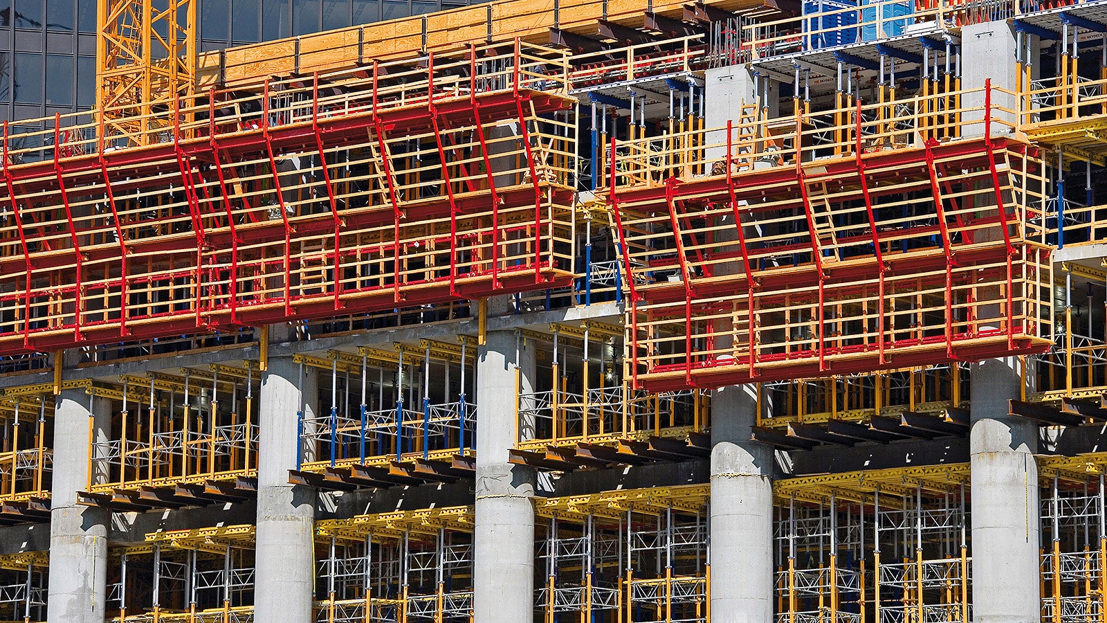 The massive reinforced concrete columns on the north and south sides were quickly realized with the ACS self-climbing system and VARIO wall formwork - and without a crane.