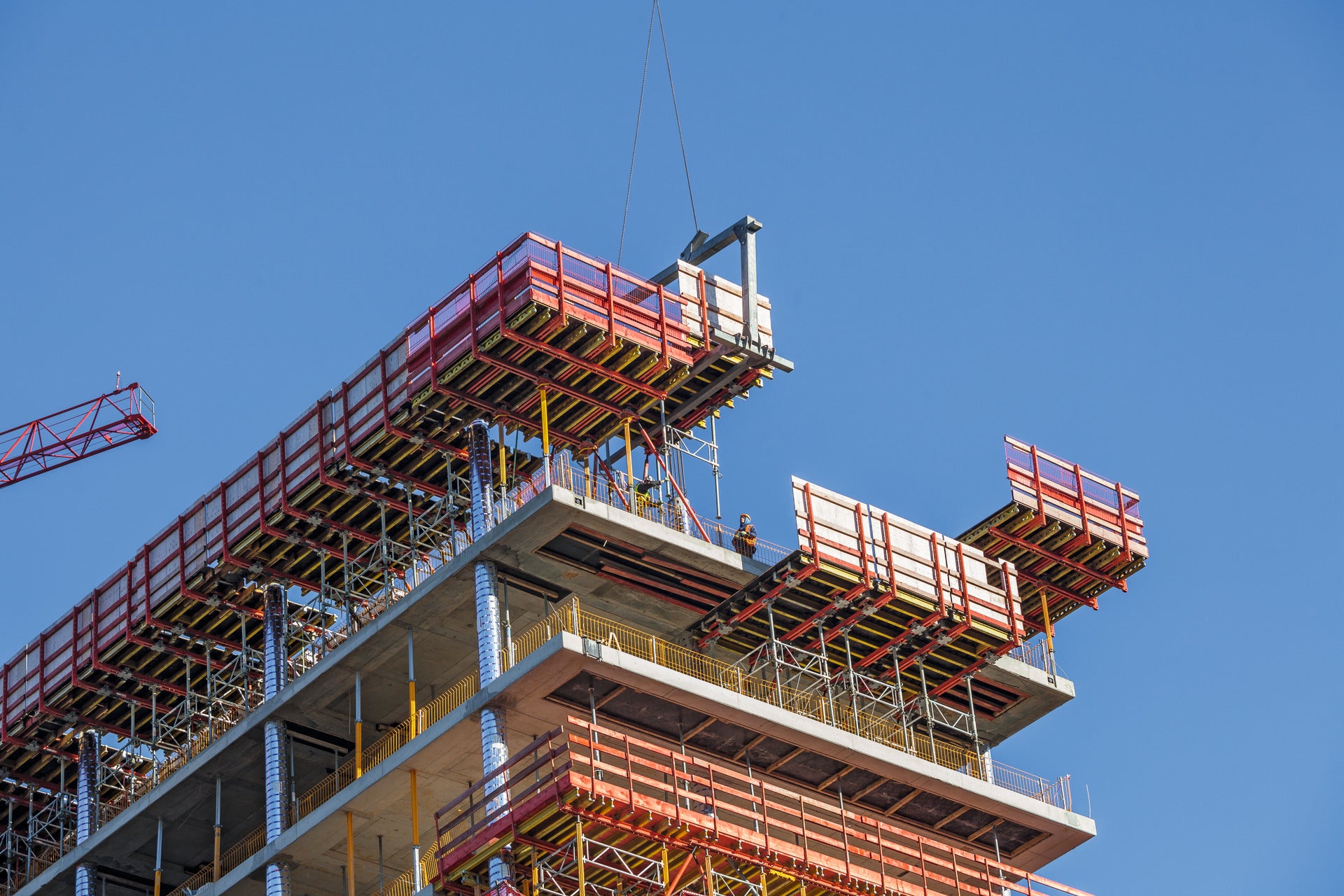 Die Montage der Absturzsicherung erfolgt sicher am Boden bevor die Tischeinheit mit dem Stapler oder Kran entsprechend positioniert wird<br/>