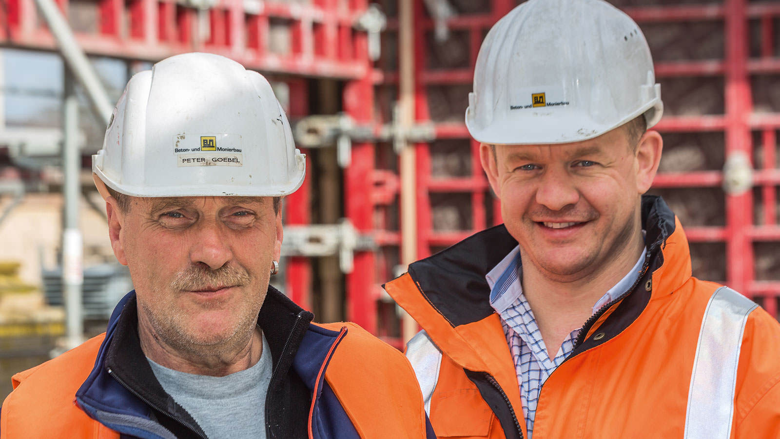 Um die überaus kurzen Bauzeiten realisieren zu können, war unsere Kaufentscheidung für die MAXIMO 360 genau richtig. Da wir damit auch bei Höhen über 3,30 m nicht aufstocken müssen, hat der Eisenflechter keine Chance, hinterherzukommen.