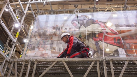 По условиям проекта каждая сторона стенда имитировала рабочее пространство разного формата: открытый или закрытый горизонт, скат крыши, подъем из колодца. Демонстрация работ на открытых горизонтальных площадках без ограждений проходила со страховочной привязью CANYON и средством защиты втягивающего типа V-Tec Mini PFL 1,8 метра, система AXIOS M.