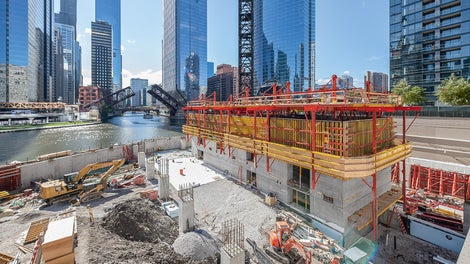 The inherent lack of space influenced all decisions made before and during the project. A high degree of logistical coordination, meticulous advance planning and just-intime delivery of all materials were absolutely essential for successful completion of the project. The building consists of steel structures and a massive, four-cell vertical concrete core that supports the tower. The crane had to be positioned within the core of the building because of the combination of concrete and steel. This meant that the formwork solution had to be adaptable and able to climb without the need for a crane.