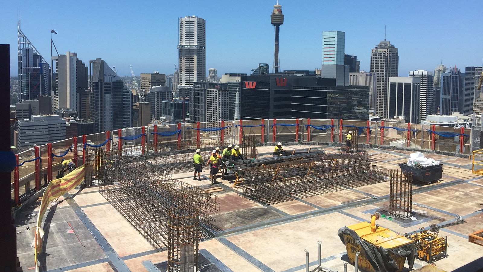 The client’s safety standards also mean that unique solutions are required to cover gaps that would normally be overlooked. Vertical gaps between screens were covered using a profiled mesh which clipped into a special profile that was attached to the screen mesh. Allowances also had to be made to give enough room for post tensioning to occur on the slab edges. Here we were able to provide up to 750mm of width for the workers.