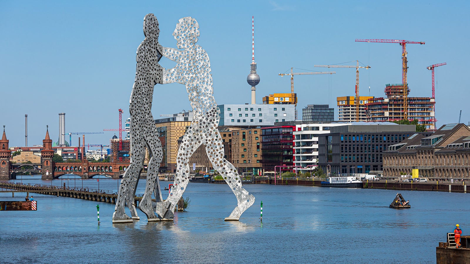 V berlínské městské části Friedrichshain v areálu bývalého nákladového nádraží rostou úžasnou rychlostí nové budovy okolo arény Mercedes-Benz.
