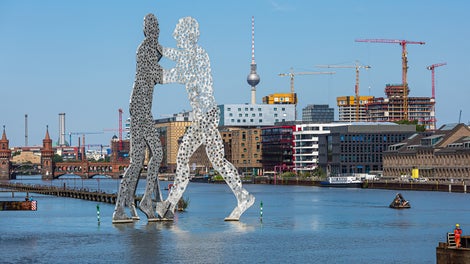 V berlínské městské části Friedrichshain v areálu bývalého nákladového nádraží rostou úžasnou rychlostí nové budovy okolo arény Mercedes-Benz.