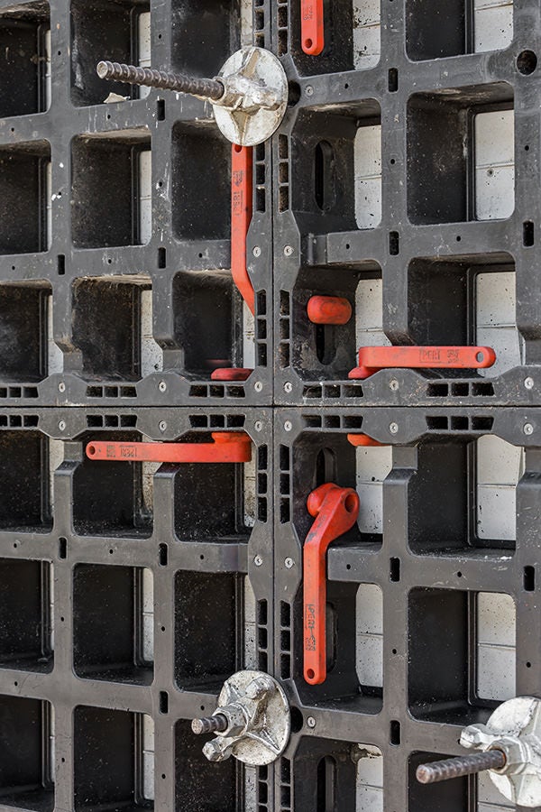 Da die DUO Verbinder nach dem Einbau bündig mit dem Paneel abschließen, lassen sich auch größere, vormontierte Einheiten sehr flach stapeln.