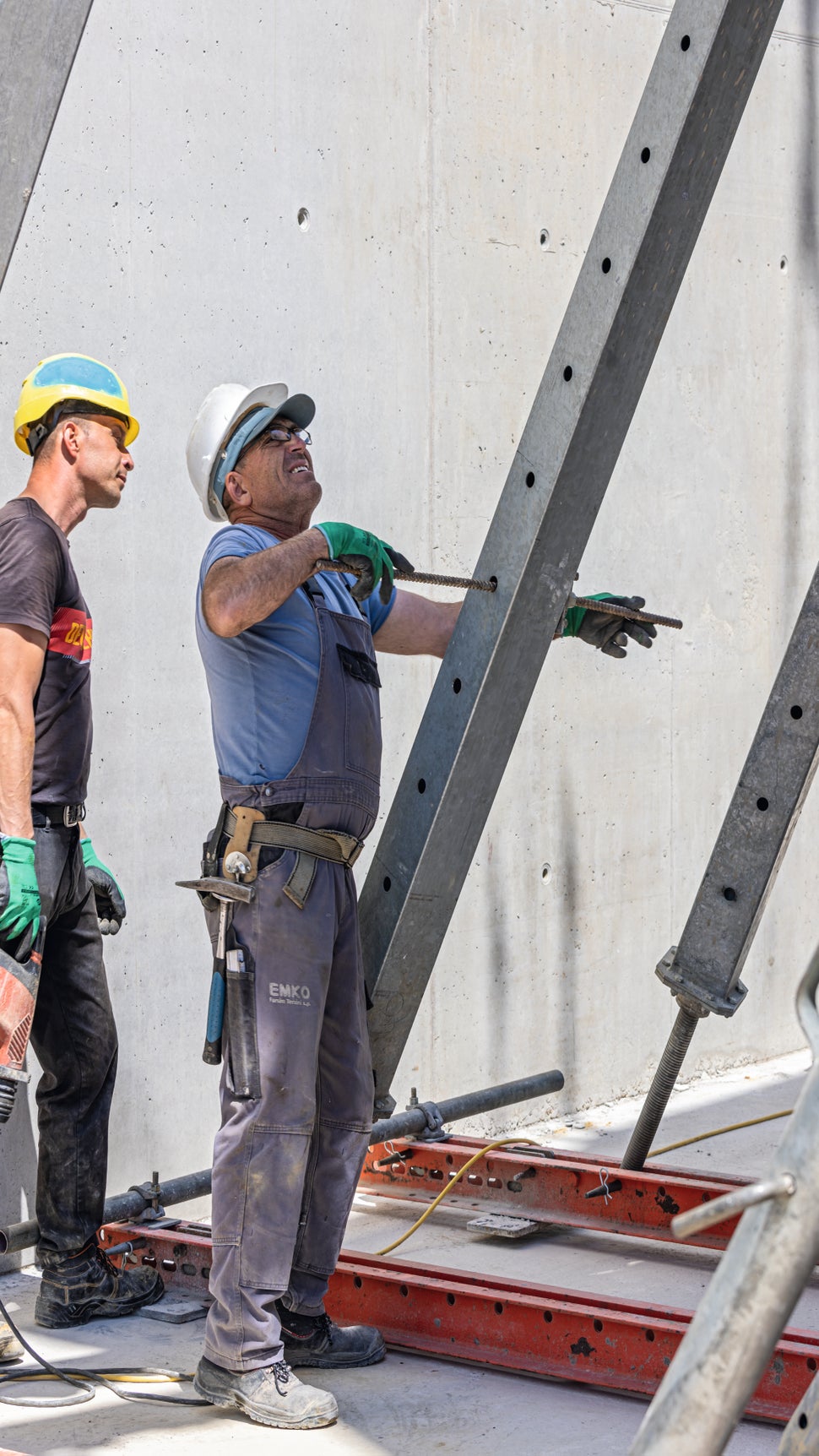 Nach dem Verankern am Boden wird die Schalungseinheit mit der Richtstütze RS 1400 lotrecht feinjustiert.