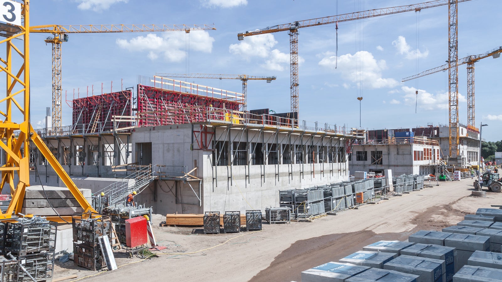 Die kurze Bauzeitvorgabe von nur 8 Monaten ließ sich mithilfe der umfassenden PERI Schalungs- und Gerüstlösung einhalten. Sie umfasste eine projektspezifische Arbeitsvorbereitung, die Bereitstellung der idealen Geräte und die kontinuierliche Kontrolle eingesetzter Materialmengen.