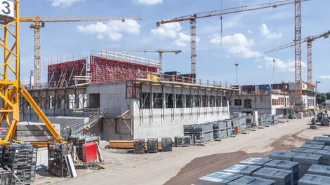 Die kurze Bauzeitvorgabe von nur 8 Monaten ließ sich mithilfe der umfassenden PERI Schalungs- und Gerüstlösung einhalten. Sie umfasste eine projektspezifische Arbeitsvorbereitung, die Bereitstellung der idealen Geräte und die kontinuierliche Kontrolle eingesetzter Materialmengen.