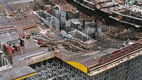 Das Einrichten der schwierigen Tischform in großer Höhe erforderte größte Genauigkeit bei allen Vorarbeiten.