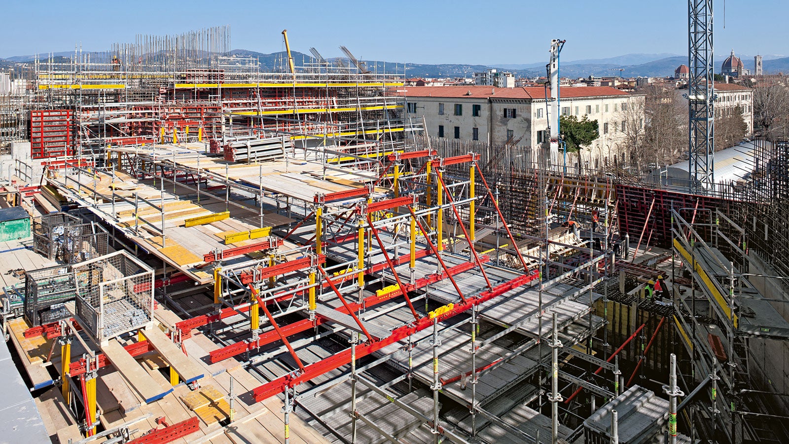 A construction consisting of the PERI UP scafolding system, MULTIPROP system, SLS spindles and SRU walers served as temporary support for the individual steel girders.