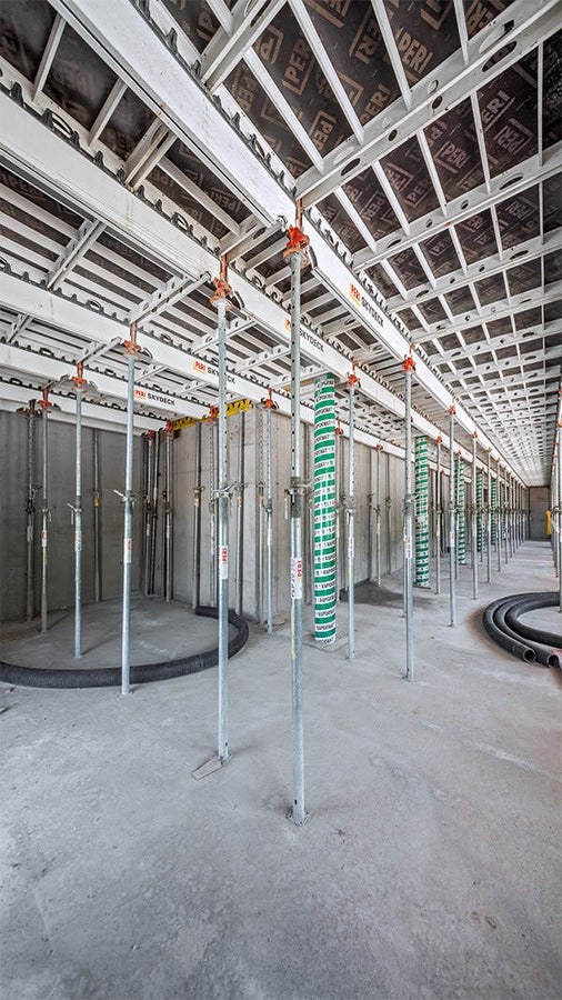 Die schnelle Wiederverwendbarkeit beim SKYDECK Fallkopfsystem sparte Material und führte zu einer vereinfachten Baustellenlogistik.