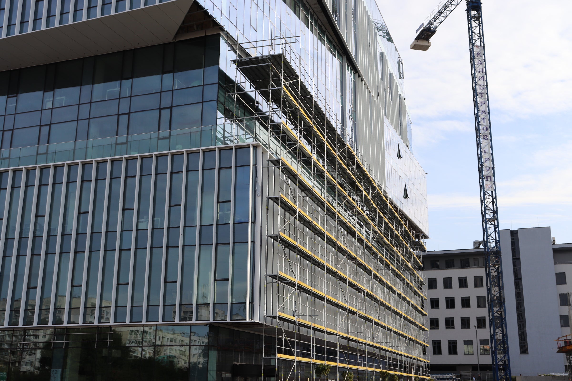 Леката система фасадно скеле PERI UP Easy за бърз монтаж