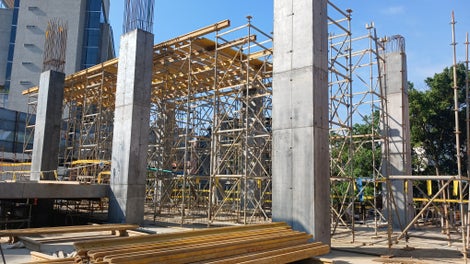 Torres de carga PERI UP Flex en combinación con el versátil encofrado para losas MULTIFLEX.