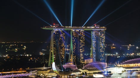 The project shapes the Singapore skyline like no other: The three concave hotel towers with a height of 195 m accommodate 2,600 rooms and suites. With the help of a comprehensive formwork and scaffold solution, each of the 55 floors was constructed in just four days. For the core walls, a crane-independent PERI self-climbing solution was used. In addition, large-area slab tables ensured optimised working procedures and minimum crane times. With our continuous technical and logistical support, we were allowed to contribute to the success of the iconic building.