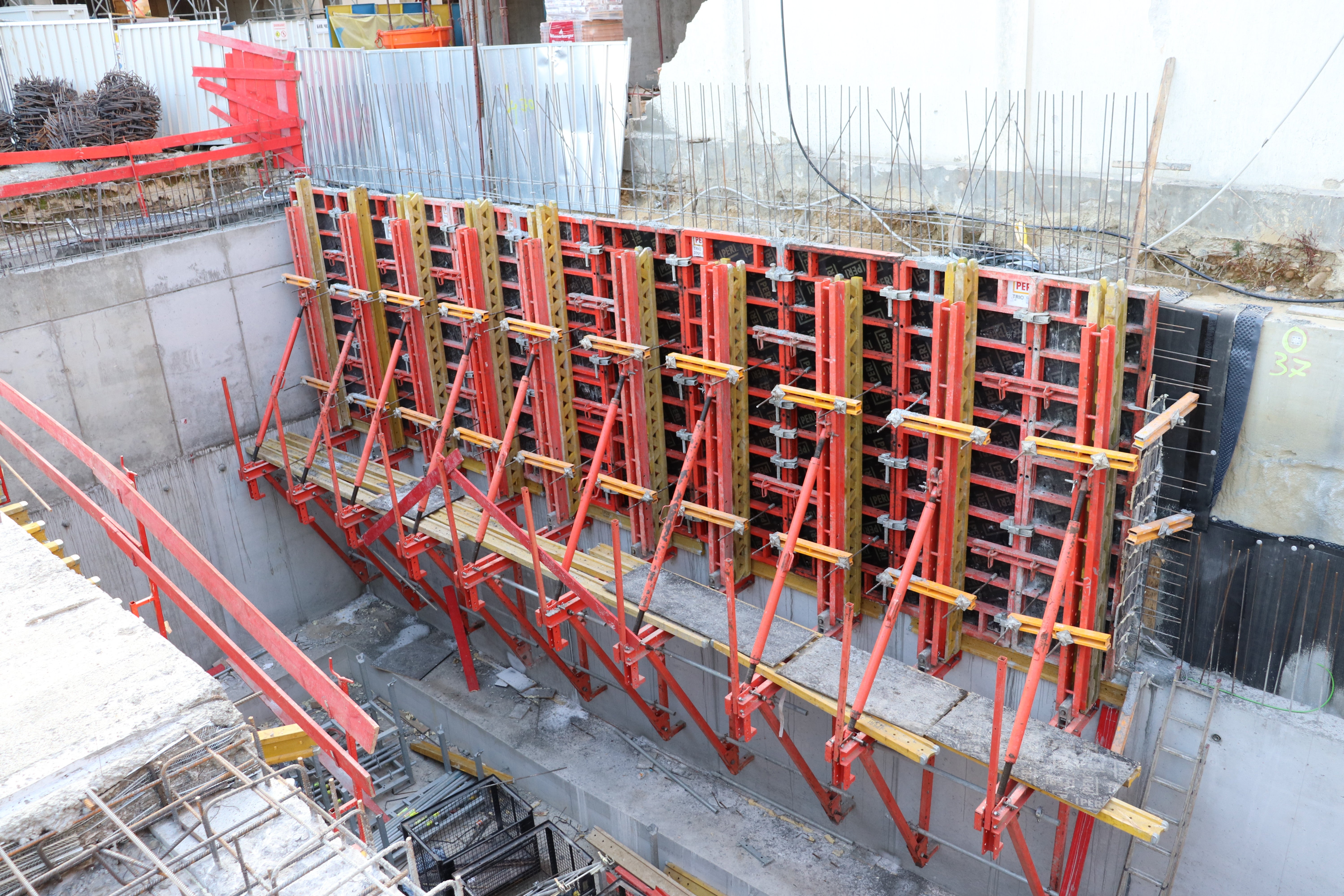 Конзолите за катерене SCS позволяват изпълнеине на високи стени с едностранен кофраж, без необходимост от стъпване върху етажните плочи