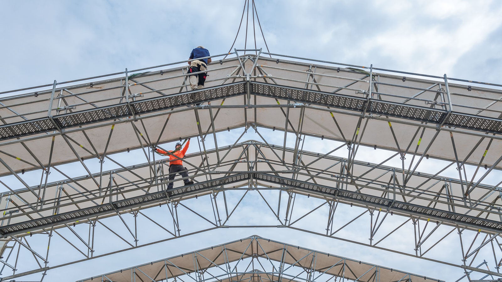 Walkways on the LGS Weather Protection Roof provide extremely safe access along the truss girder - no personal protective equipment against falling is required.