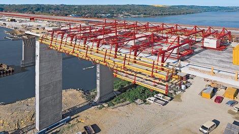 Köprü üst yapısında hareket eden parapet arabası tüm engellere ve köprü kesitindeki değişimlere kolayca uyum sağlar. Gerekli olan tüm ayarlamalar çalışma platformu üzerinde güvenli bir şekilde gerçekleştirilir. 