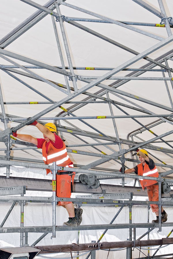 Due to the low weight, roof segments can easily be moved by hand.