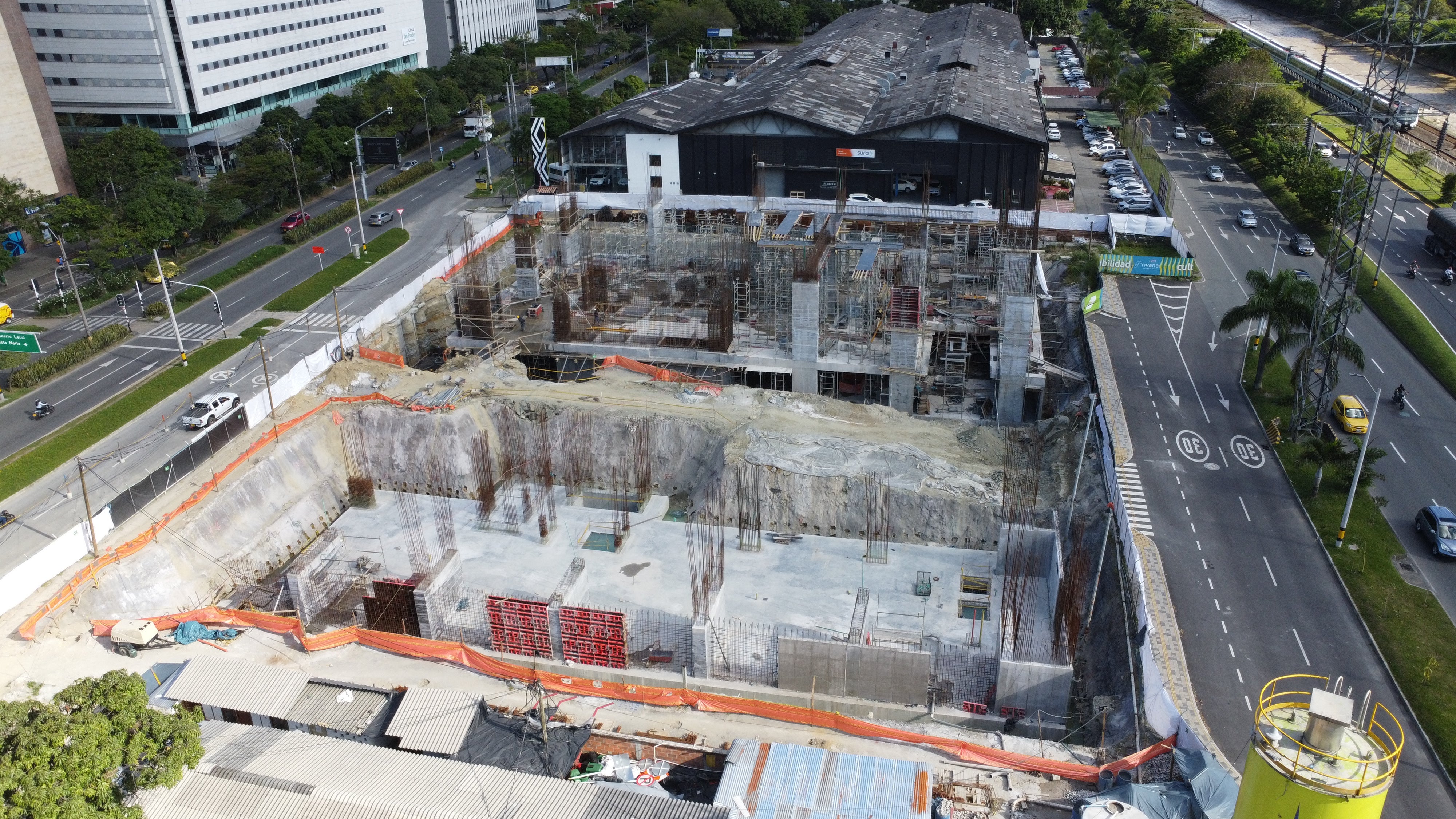 Sistemas de encofrado LIWA y HANDSET ALPHA para muros, pantallas y columnas.