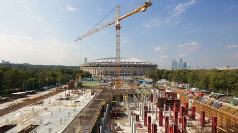 Внутренние стены, колонны квадратного сечения и лестничные шахты здания бассейна бетонировались одним универсальным комплектом опалубки TRIO MR. Использование минимального количества типоразмеров щитов и универсального замка BFD обеспечило высокую производительность работ на объекте. 