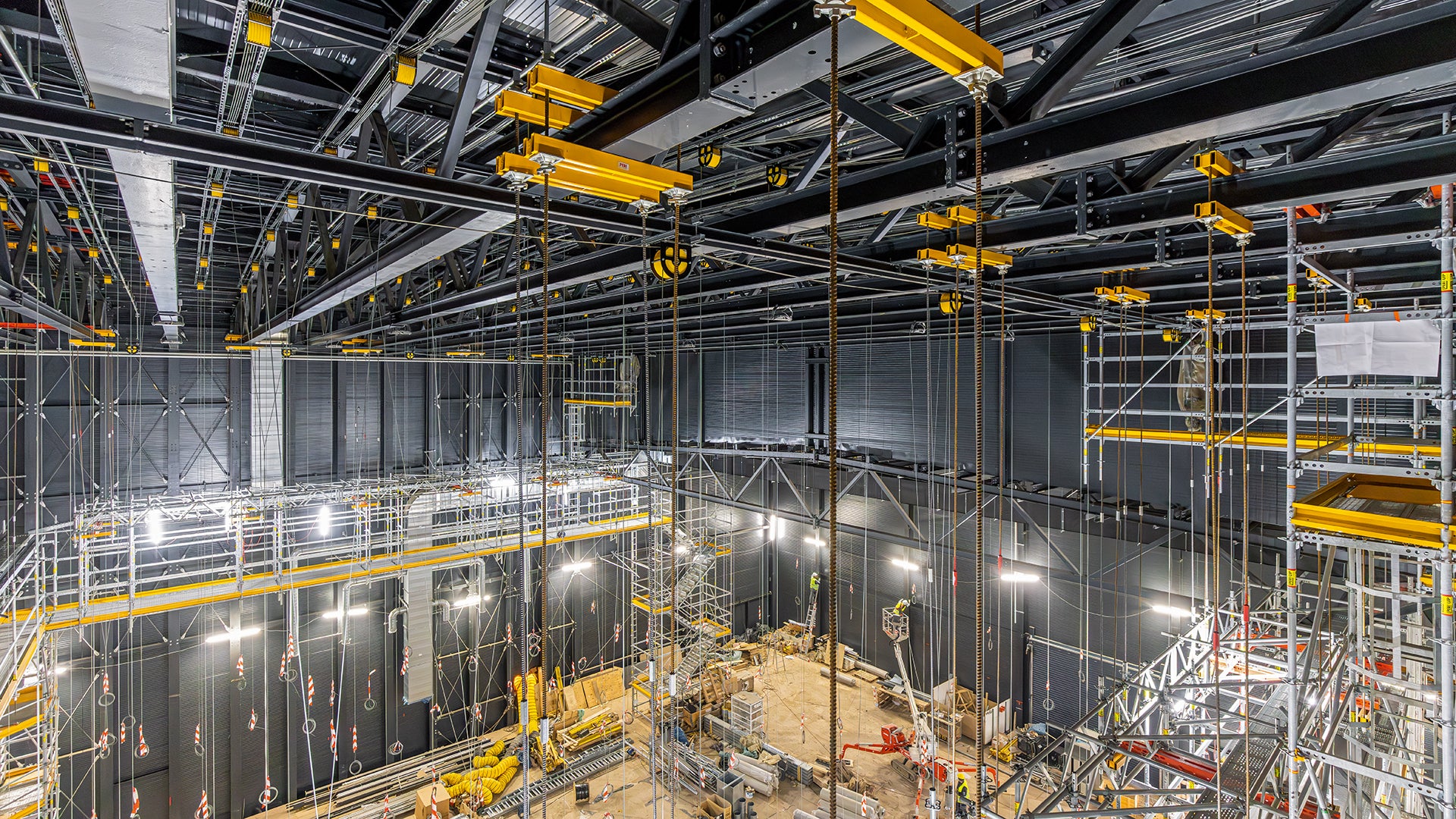 Grundlage des Zugangskonzepts war eine detaillierte Abstimmung der PERI Ingenieure mit NTM und der Bühnentechnik, angepasst an deren Bedürfnisse und die geplante Hallenkonstruktion.