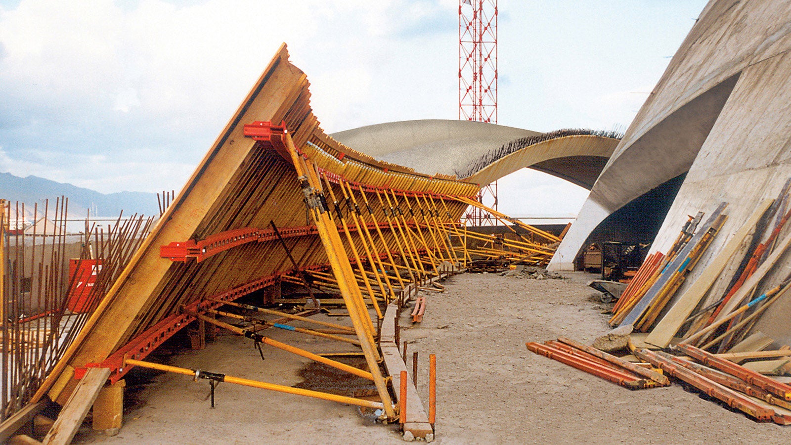 Tramos de encofrado interior de VARIO GT 24 para los muros curvos e inclinados de la vela. El apuntalamiento para descargar los importantes esfuerzos horizontales se realizó anclando los puntales en la los a intermedia.