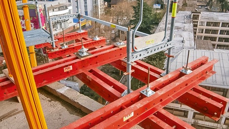 Тяжелые опалубочные элементы размещались непосредственно на консольной платформе благодаря применению специальных анкерных креплений.