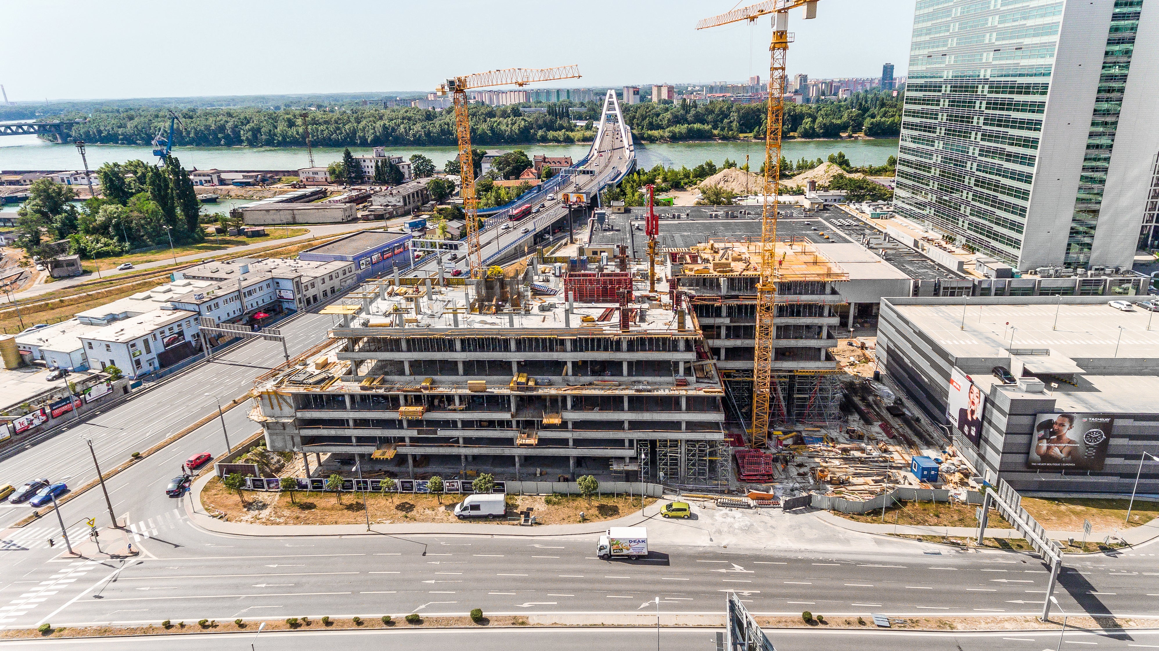 Budovy Panorama City III Business sa nachádzajú v blízkosti mosta Apollo v Bratislave s vynikajúcim napojením na dopravné uzly mesta. Architektonický výraz budovy je založený na jednoduchosti tvarov.