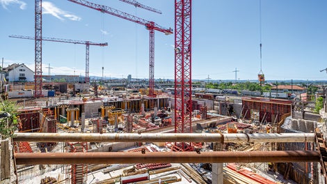 Die exponierte Hanglage mit beengten Platzverhältnissen stellte die Bauausführung vor große Herausforderungen.
