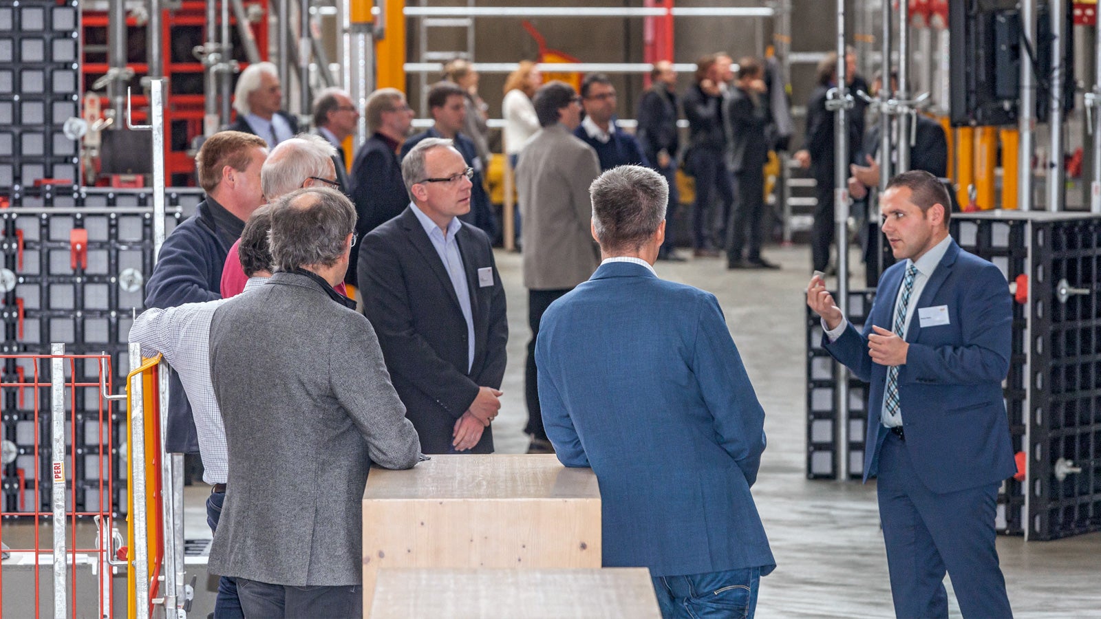 At the PERI training centre in Weissenhorn, the participants were divided into small groups and introduced to the latest solutions using a very practical approach.