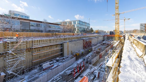 Die Rohbauarbeiten laufen seit 2024 auf Hochtouren, zu jeder Jahreszeit und bei jeder Witterung.