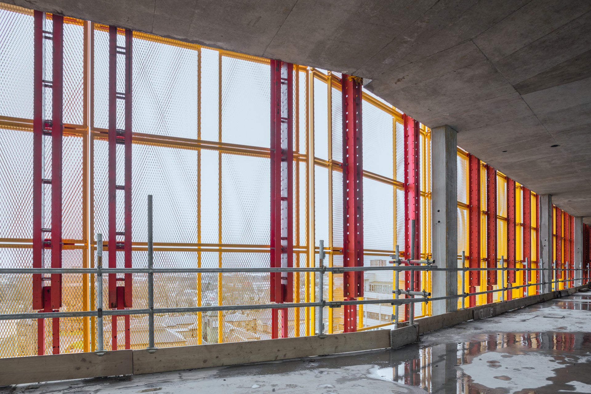 Die engmaschigen Gitterelemente bieten eine sichere Einhausung, die dennoch lichtdurchlässig ist<br/>