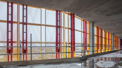 Die engmaschigen Gitterelemente bieten eine sichere Einhausung, die dennoch lichtdurchlässig ist<br/>