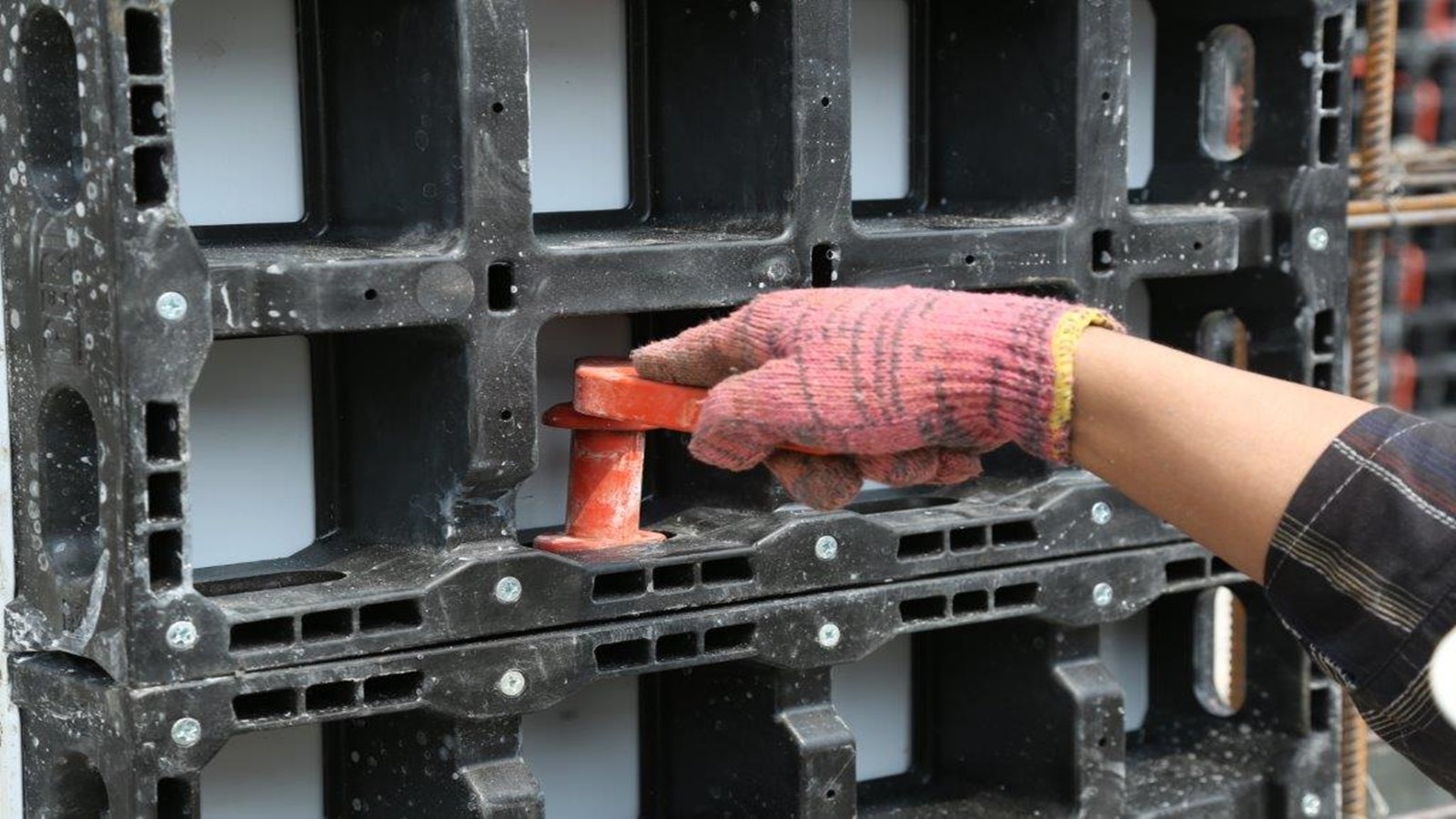 The couplers fit exactly into the openings in the panel frames and are mounted without tools. 