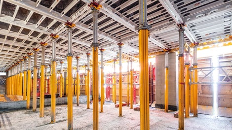 SKYMAX’i langetatav posti pea koostöös MULTIPROP alumiiniumpostidega võimaldasid kiire paigalduse ja lahtivõtmise. <br/>(Foto: PERI GmbH)<br/>