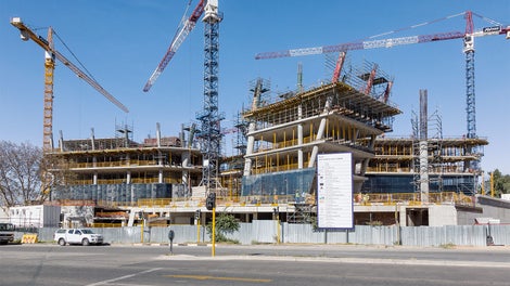 此行政大楼的特点为倾斜的建筑结构和悬挑的楼板。