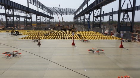 El sistema de encofrado de losas MULTIFLEX, permite encofrar cualquier planta a cualquier altura con un menor número de vigas primarias y secundarias, garantizando menos piezas y mayor rapidez en su armado.