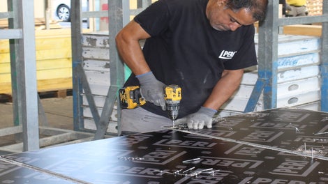 Notre service réparation possède une expertise pour le changement de peaux coffrantes