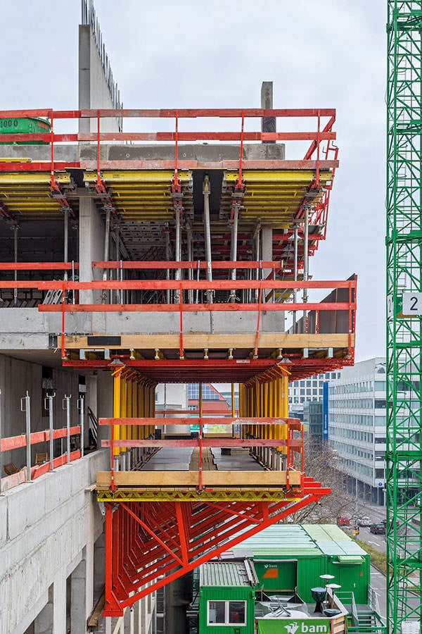 Die projektspezifisch geplante Plattformlösung auf Basis horizontal eingesetzter Stützböcke bot großzügige Arbeitsebenen mit bis zu 5,50 m Breite. Dies machte den Raum darunter nutzbar für Erdarbeiten, als Baustellenstraße sowie als Lager- und Montageplatz.