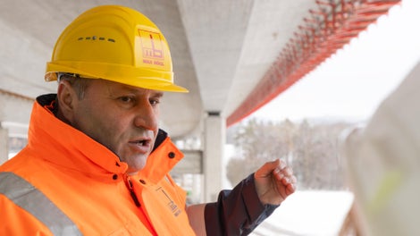 Foto von Manfred Söldner im Interview mit PERI