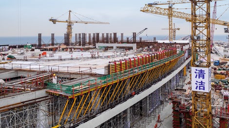 Unsere PERI Schalungslösung für die Decken, auskragenden Balkone und Brüstungen basiert weitestgehend auf Standardbauteilen verschiedener PERI Systeme. Zum Schalen der rund geformten Bereiche planten, produzierten und lieferten wir außerdem unzählige Knaggen und andere Plattenzuschnitte.