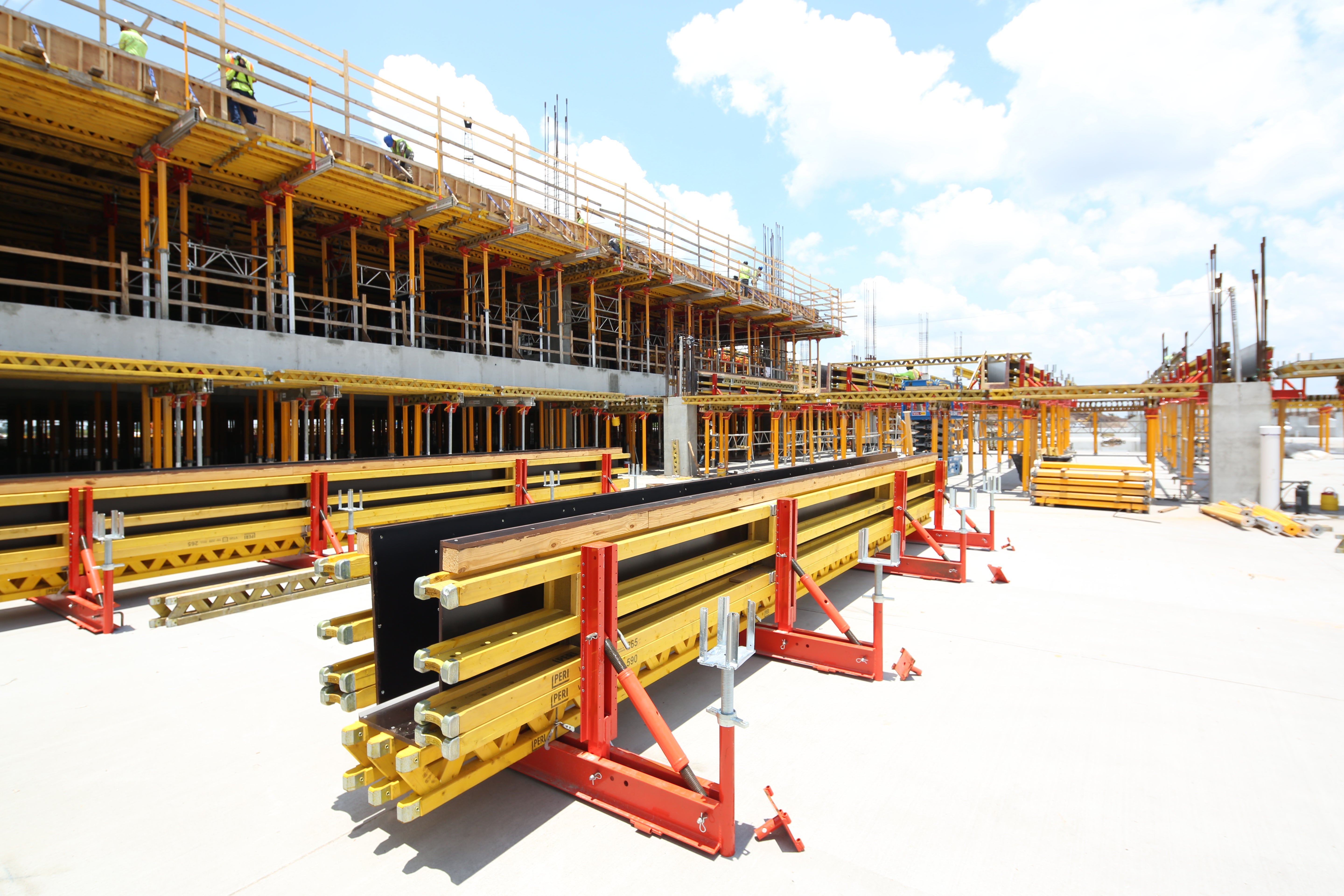 GARAGEDECK is an extension to PERI‘s existing and proven MULTIFLEX girder slab formwork system. By adding custom made beam tables to the slab formwork, very large spans become possible. These beam tables, are the heart of GARAGEDECK.