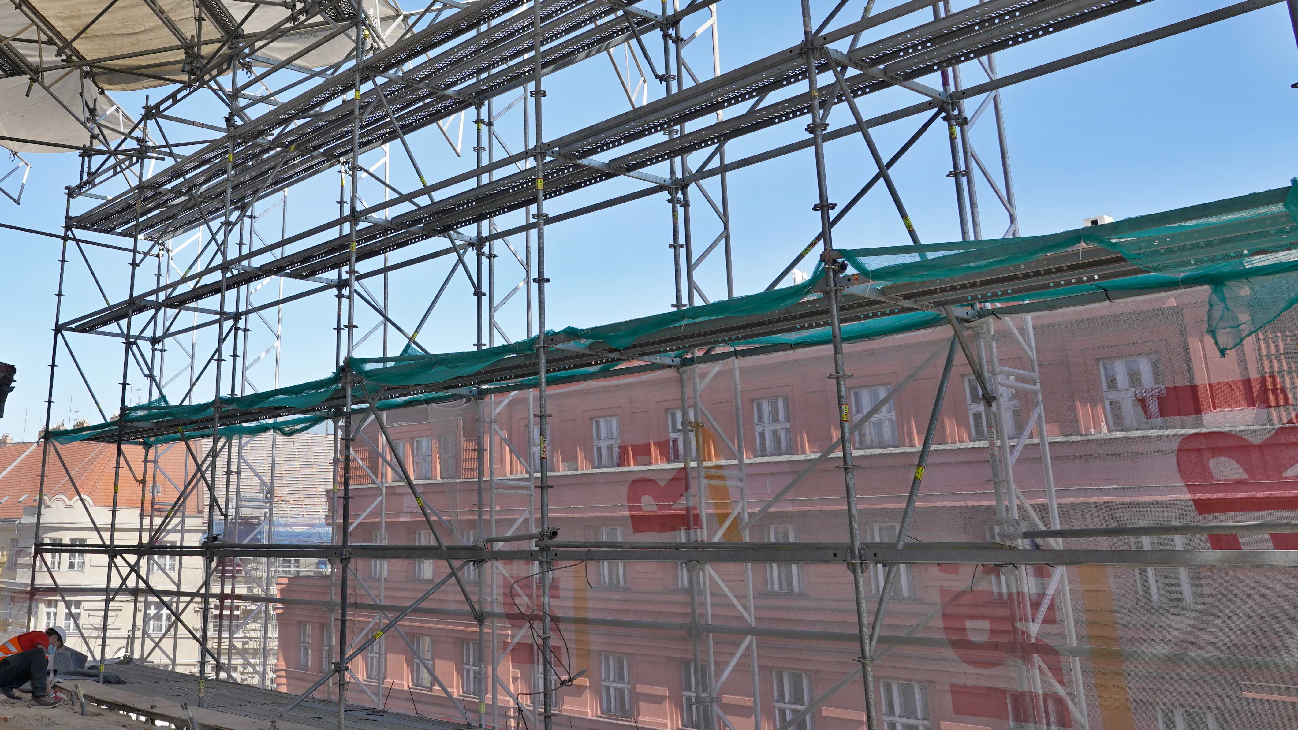 Oprava fasády a střechy činžovního domu v Praze