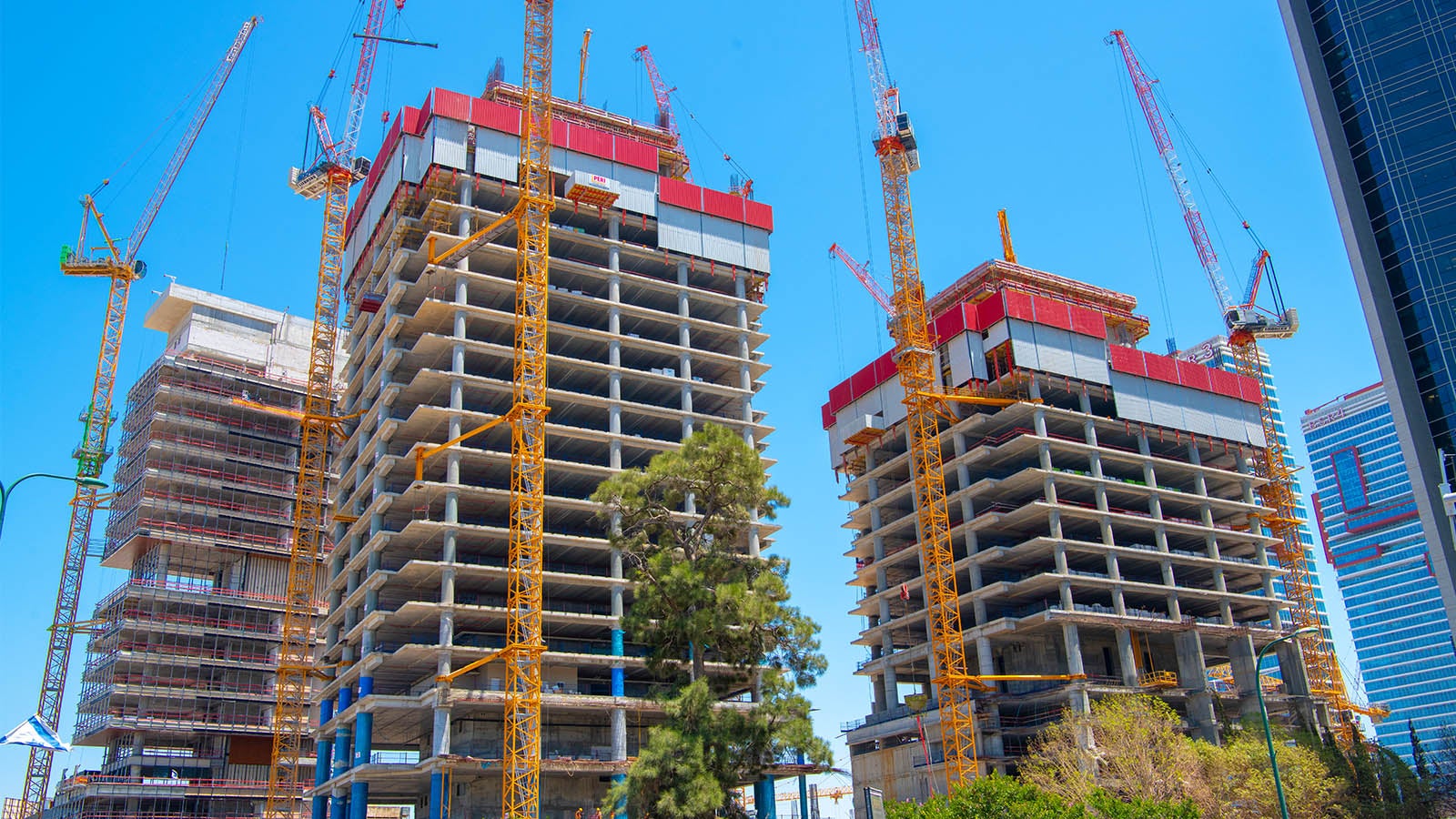 מגדלי משרדים בני 34 ו-36 קומות.