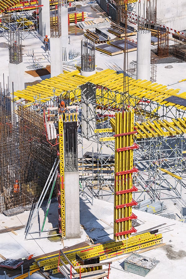 Несущие колонны круглого и прямоугольного сечения возводились со стальной опалубкой SRS и системой VARIO GT 24. Эти системы гарантируют поверхность бетона безупречного качества класса А3.