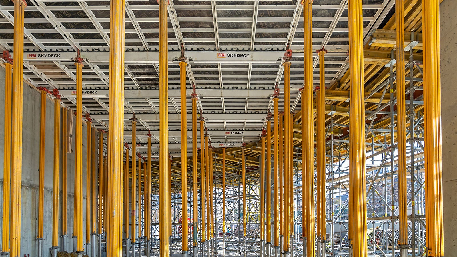 Zahtevna geometrija ploča i greda rešena je, osim primenom SKYDECK i MULTIFLEX oplata ploča, specijalnim ukrajanjima montiranim po tačnom redosledu.