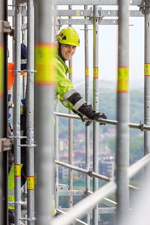 Die Einrüstung mit PERI UP Easy Fassadengerüstbauteilen der Stielbauweise ließ sich übergangslos mit Vertikalstielen und Horizontalriegeln der PERI UP Flex Modulgerüstvariante kombinieren.