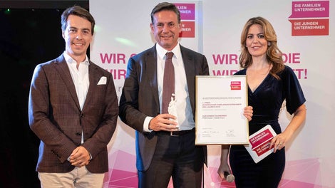 On the picture (from left): Stefan Friedrich (association &quot;Die Familienunternehmer&quot;), Alexander Schwoerer and Monika Eckert (moderator of the evening).